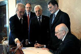 Il Presidente Giorgio Napolitano nel suo studio alla Vetrata mentre firma il Decreto di scioglimento delle Camere