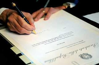 Il Presidente Giorgio Napolitano mentre firma il Decreto di scioglimento delle Camere