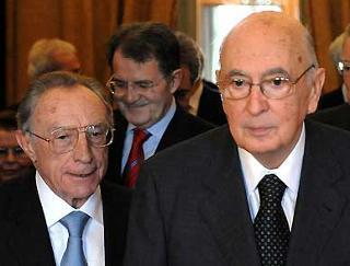 Il Presidente Giorgio Napolitano, il Presidente del Consiglio Romano Prodi, e il nuovo Ministro della Giustiza Luigi Scotti, al termine delle cerimonia di giuramento.
