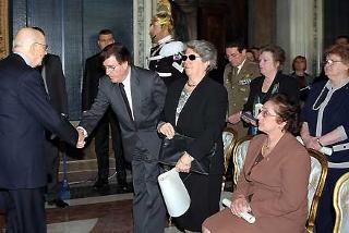 Il Presidente Giorgio Napolitano con alcuni familiari degli infoibati in occasione della commemorazione del Giorno del Ricordo