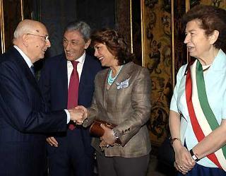 Il Presidente Giorgio Napolitano con Bassolino, Sandra Lonardo Mastella e Rosa Russo Jervolino, in occasione della visita alla città partenopea.