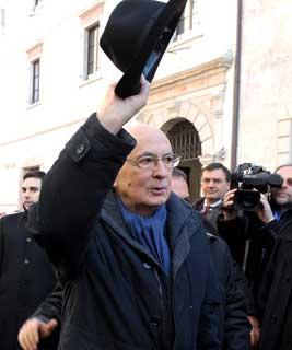 Il Presidente Giorgio Napolitano al suo arrivo in città, risponde al saluto della gente