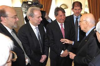 Il Presidente Giorgio Napolitano con una delegazione della Fondazione &quot;STAVA 1985 Onlus&quot;, poco prima della colazione in Prefettura