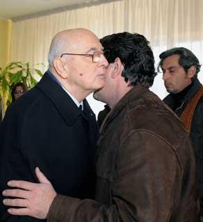 Il Presidente Giorgio Napolitano con i familiari di Giovanni Pezzulo, a Ciampino, dove ha reso omaggio al Maresciallo ucciso in Afgahanistan