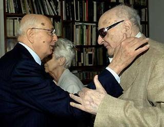 L'incontro del Presidente Giorgio Napolitano con l'ex Sindaco Maurizio Valenzi nella casa di via Manzoni.