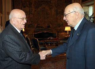 Il Presidente Giorgio Napolitano accoglie Elio Faralli, Presidente Onorario dell'Associazione Nazionale fra le Banche Popolari, in occasione dell'incontro con i rappresentanti del sodalizio.
