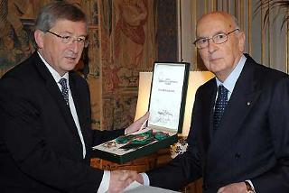 Il Presidente Giorgio Napolitano consegna l'Onorificenza di Cavaliere di Gran Croce al Merito della Repubblica Italiana a Jean Claude Juncker, Primo Ministro del Lussemburgo