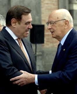 Il Presidente Giorgio Napolitano con il Ministro della Giustizia Clemente Mastella, durante la visita nella città partenopea.