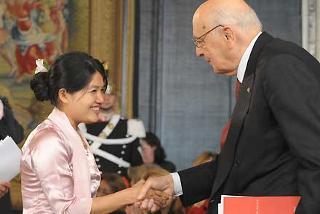 Il Presidente Giorgio Napolitano saluta una rappresentante dell'Unione delle Donne Birmane in occasione Giornata Internazionale della Donna