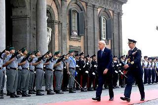 Il Presidente Giorgio Napolitano passa in rassegna un reparto schierato al suo arrivo in Piazza del Plebiscito, accompagnato dal Consigliere Militare Giovanni Mocci.