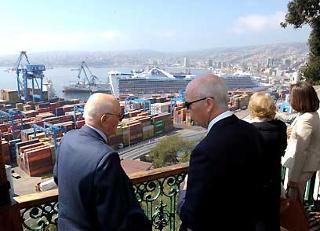 Il Presidente Giorgio Napolitano, accompagnato dall'Ambasciatore Paolo Gasardi, durante la visita al Porto