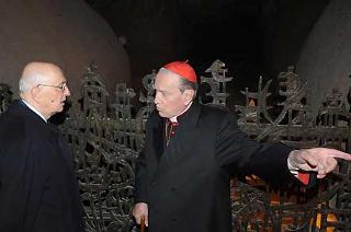 Il Presidente Giorgio Napolitano con S.E. il Cardinale Andrea Cordero Lanza di Montezemolo, davanti alla Fossa dell'eccidio.