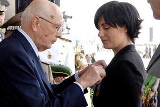Il Presidente Giorgio Napolitano consegna la Medaglia d'Oro al Valore della Guardia di Finanza alla Memoria dell'App. Francesco Salerno