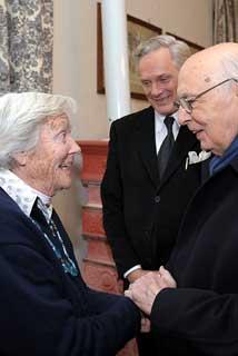 Il Presidente Giorgio Napolitano con la Signora Fey von Hassel, ex internata dal regime nazista - autrice del libro &quot;Figli strappati&quot; ed il figlio Roberto al Castello di Brazzà