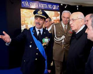 Il Presidente Giorgio Napolitano, durante la visita alla Mostra dell'Aeronautica.