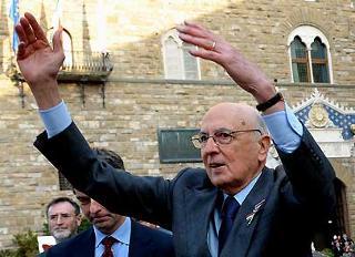 Il Presidente Giorgio Napolitano all'uscita da Palazzo Vecchio risponde al saluto della gente.