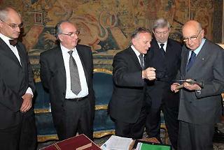 Il Presidente Giorgio Napolitano con alcuni componenti del Comitato Ev-K2-CNR, guidati da Emilio Quartiani, Presidente dell'Associazione Amici della Montagna del Parlamento Europeo