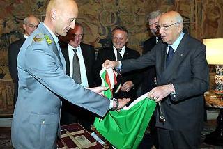 Il Presidente Giorgio Napolitano consegna la Bandiera italiana al finanziere Silvio &quot;Gnaro&quot; Mondinelli da collocare sulla cima dell'Everest