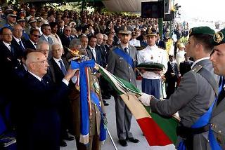 Il Presidente Giorgio Napolitano consegna la Medaglia d'Oro per i Benemeriti della Scuola, della Cultura e dell'Arte, alla Bandiera del Corpo della Guardia di Finanza, in occasione dell'Anniversario di Fondazione
