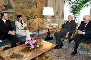 Il Presidente Giorgio Napolitano, e a fianco il Segretario generale della Presidenza della Repubblica Donato Marrra, nel corso dell'incontro con la Coodinatrice della Conferenza dei Presidenti delle Assemblee legislative delle Regioni e delle Province autonome - Presidente dell'Assemblea legislativa dell'Emilia Romagna Monica Donini e il Direttore della Conferenza Paolo Pietrangelo.
