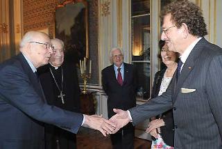 Il Presidente Giorgio Napolitano accoglie Paolo Andrea e Anna Paola Mettel, accompagnati da S.Em. Rev.ma il Cardinale Achille Silvestrini in occasione dell'incontro al Quirinale