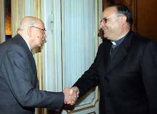 Il Presidente Giorgio Napolitano accoglie Mons. Francesco Montenegro, Presidente della Caritas Italiana.
