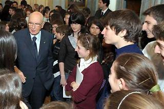 Il Presidente Giorgio Napolitano tra i ragazzi in occasione dell'incontro al Quirinale