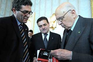 Il Presidente Giorgio Napolitano con Franco Siddi e Roberto Natale, rispettivamente Segretario e Presidente della Federazione Nazionale Stampa Italiana per i cento anni di costituzione della Federazione