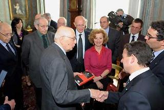 Il Presidente Giorgio Napolitano con i componenti la delegazione della FNSI per i cento anni di costituzione della Federazione.