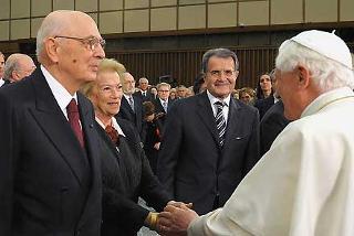 Il Santo Padre Benedetto XVI, nella foto con il Presidente della Repubblica Giorgio Napolitano ed il Presidente del Consiglio Romano Prodi, saluta la Signora Clio al termine del Concerto nell'Aula Paolo VI
