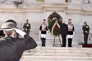 Il Presidente Giorgio Napolitano durante la deposizione di una corona d'alloro all'Altare della Patria, in occasione del 63° anniversario della Liberazione
