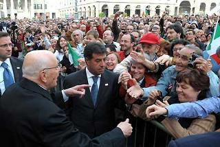 Il Presidente della Repubblica Giorgio Napolitano salutato dalla folla all'uscita da Palazzo Ducale