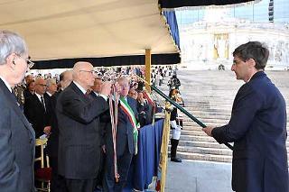 Il Presidente Giorgio Napolitano consegna la Medaglia d'Oro al Merito Civile al Gonfalone del Comune di Dronero, nella ricorrenza del 63° anniversario della Liberazione