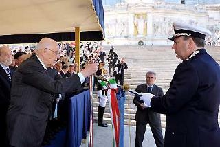 Il Presidente Giorgio Napolitano consegna la Medaglia d'Oro al Merito Civile al Gonfalone del Comune di Pianoro nella ricorrenza del 63° anniversario della Liberazione