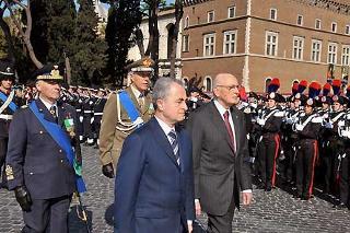 Il Presidente Giorgio Napolitano, all'Altare della Patria, riceve gli onori militari in occasione della deposizione di una Corona d'alloro, per il 63° anniversario della Liberazione