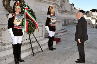 Il Presidente Giorgio Napolitano, durante la deposizione di una corona d'alloro, in occasione del 63° anniversario della Liberazione
