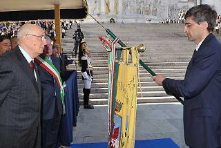 Il Presidente Giorgio Napolitano consegna la Medaglia d'Oro al Merito Civile al Gonfalone del Comune di Dronero, nella ricorrenza del 63° anniversario della Liberazione