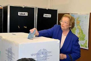 La Signora Clio Napolitano al seggio elettorale