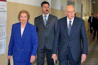 Il Presidente della Repubblica Giorgio Napolitano con la moglie Clio al loro arrivo al seggio elettorale