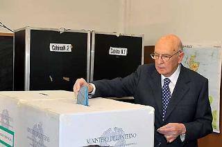 Il Presidente della Repubblica Giorgio Napolitano al seggio elettorale
