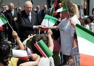 Il Presidente Giorgio Napolitano, festeggiato dalle scolaresche al suo arrivo nei pressi del muro del Lager di via Resia.