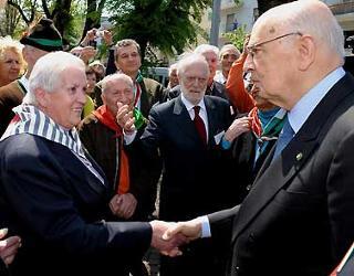 Il Presidente Giorgio Napolitano saluta una rappresentanza di Partigiani dopo aver deposto una corona al muro del Lager di Bolzano