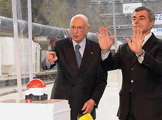 Il Presidente Giorgio Napolitano con Mauro Moretti, Amministratore Delegato del Gruppo Ferrovie dello Stato, durante l'avvio della macchina impegnata nei lavori di scavo del tunnel del Brennero