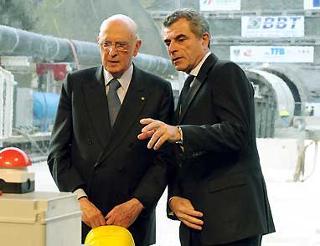 Il Presidente Giorgio Napolitano con l'Amministratore Delegato delle Gruppo Ferrovie dello Stato Mauro Moretti, poco prima del via alla macchina impegnata nell'inizio dei lavori di scavo, visibile alle loro spalle.