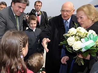 Il Presidente Giorgio Napolitano con la moglie Clio accolti all'aeroporto Thalerhof dal Governatore della Stiria Franz Voves