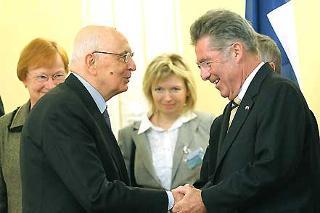 Il Presidente Giorgio Napolitano accolto all'arrivo a Grazer Burg, dal Presidente Federale d'Austria, Heinz Fischer in occasione dell'incontro informale multilaterale dei Capi di Stato