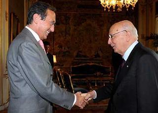 Il Presidente Giorgio Napolitano accoglie nel suo studio Gianfranco Fini, neo eletto Presidente della Camera dei deputati.