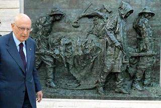 Il Presidente Giorgio Napolitano davanti al monumento dedicato alle vittime sul lavoro.