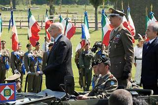 Il Presidente Giorgio Napolitano, accompagnato dal Ministro della Difesa Arturo Parisi e dal Consigliere Militare Rolando Mosca Moschini, passa in rassegna la brigata di formazione schierata con bandiera e banda