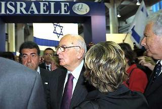 Il Presidente Giorgio Napolitano, a destra, Renzo Gattegna, Presidente dell'Unione delle Comunità Ebraiche in Italia, visita lo spazio della Fiera Internazionale del Libro dedicata alla Nazione ospite